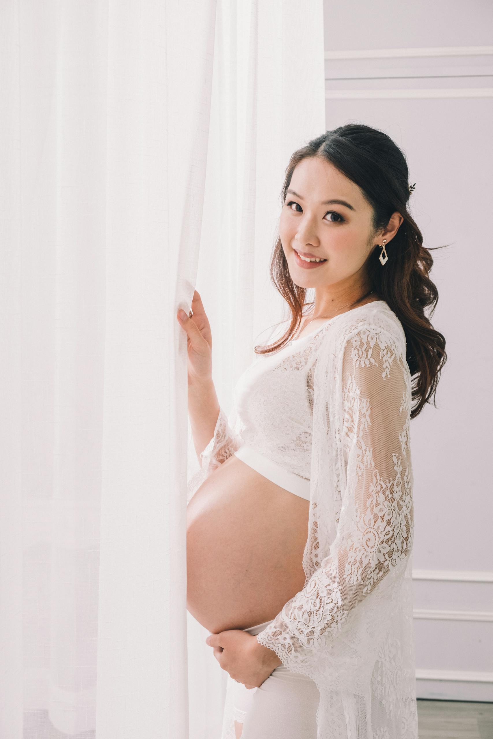 Pregnancy brings about significant hormonal changes that affect every aspect of the body, including eyelash growth and retention.
