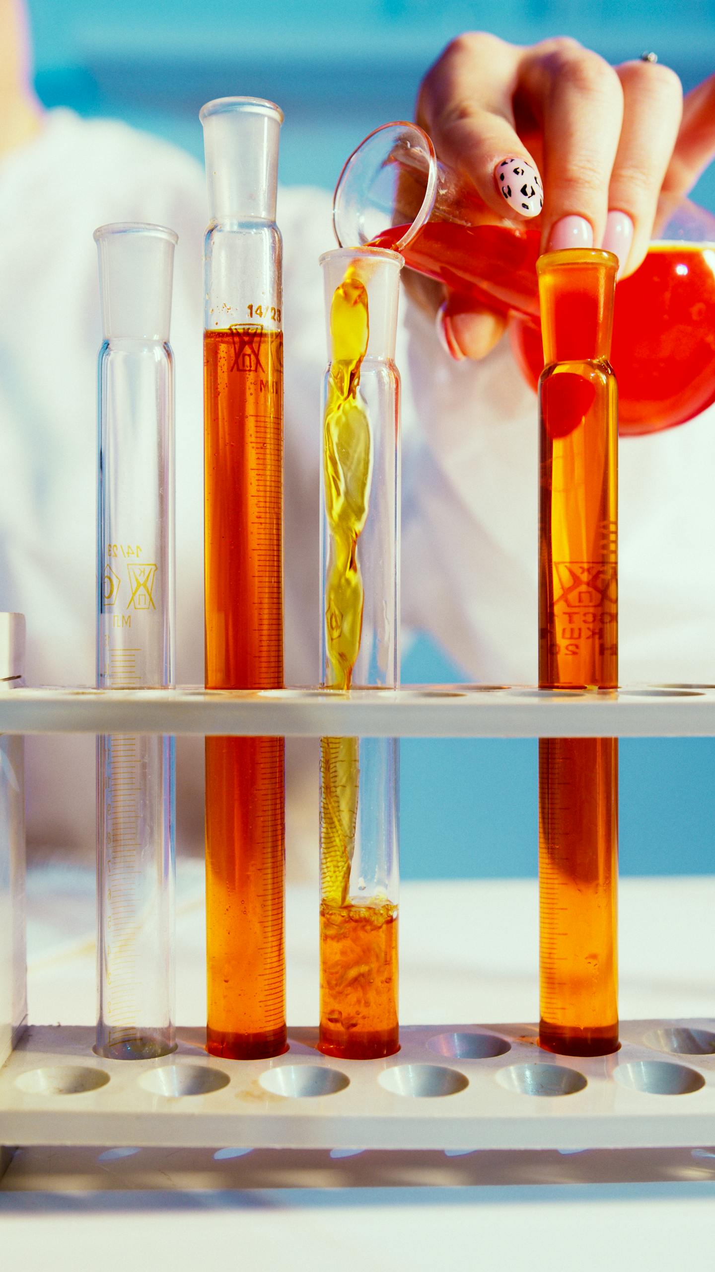 Understanding the chemistry behind lash lifting is crucial for delivering safe and effective treatments. Find out more about disulphide bonds.