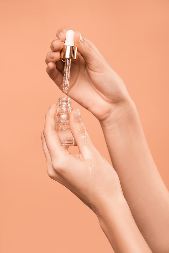 Explore castor oil alternatives for lash and brow growth with collagen, keratin, and hyaluronic acid for visibly stronger, healthier lashes.