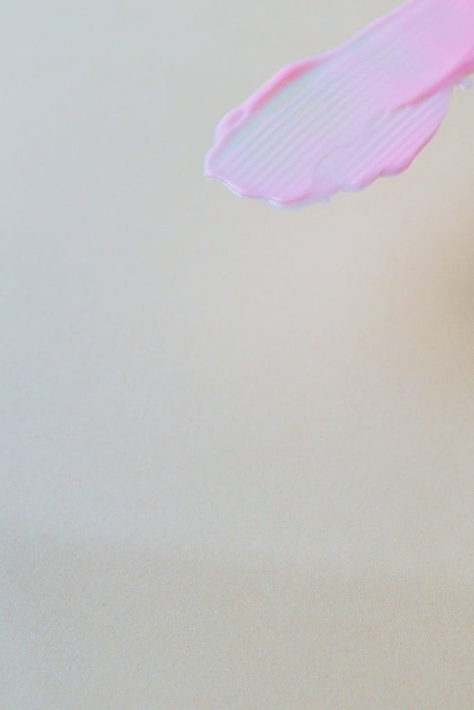The effectiveness of lash lifting lotions primarily depends on their active ingredients. This guide will provide you with an overview.