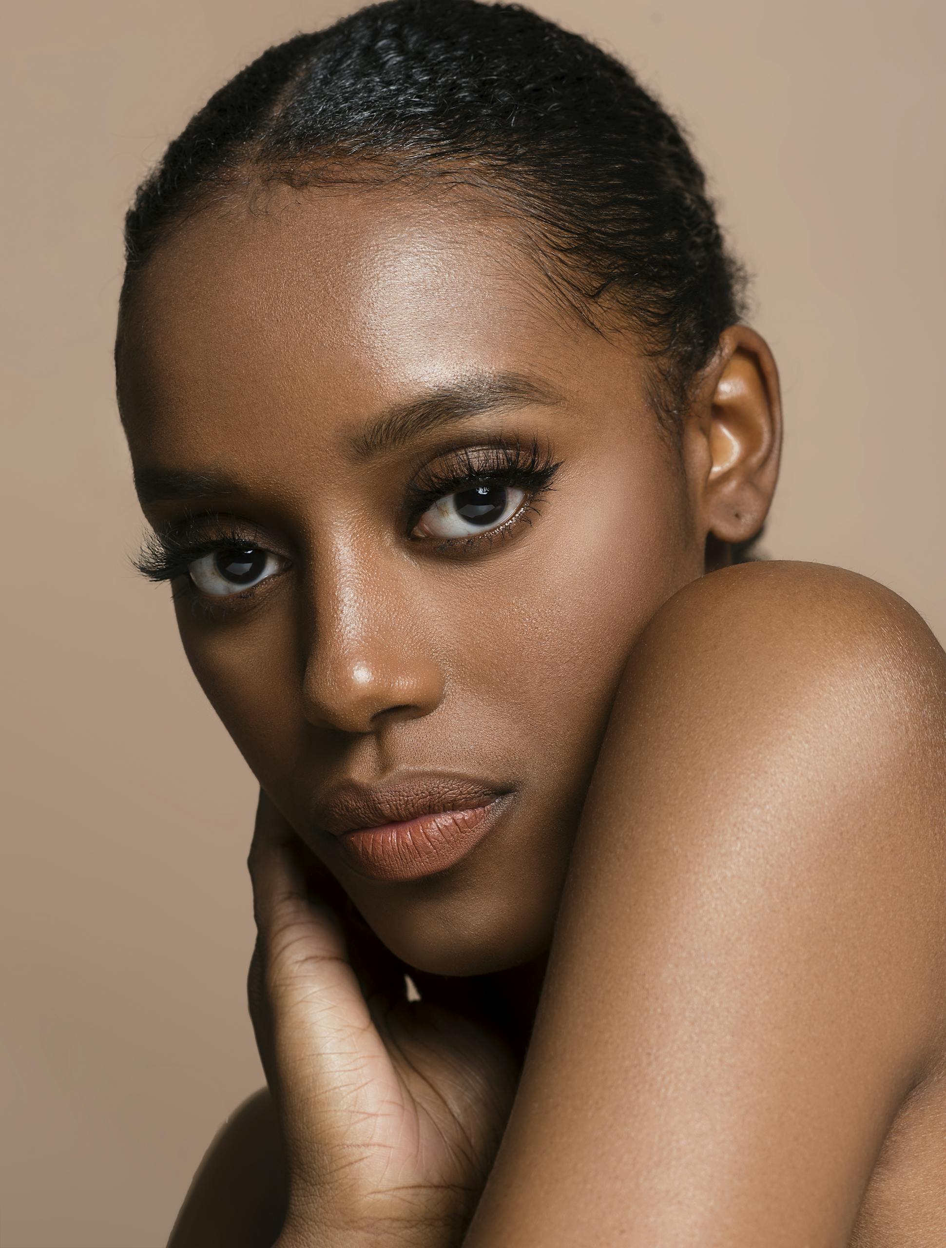 This comprehensive guide delves into the scientific aspects of eyelash growth and its practical applications in salon settings