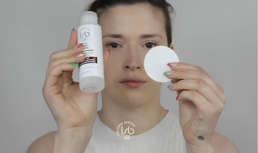 Pulisci le sopracciglia con uno struccante privo di oli