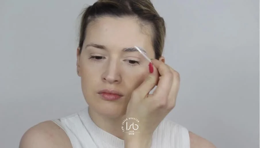 Applica la lozione lifting sulle sopracciglia con un pennellino