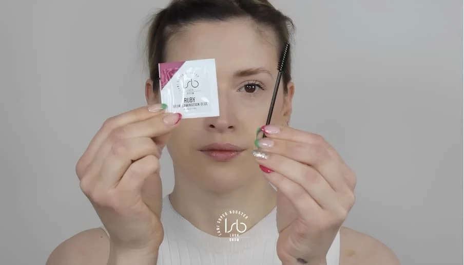 Applica la colla Ruby su uno scovolino e modella le sopracciglia