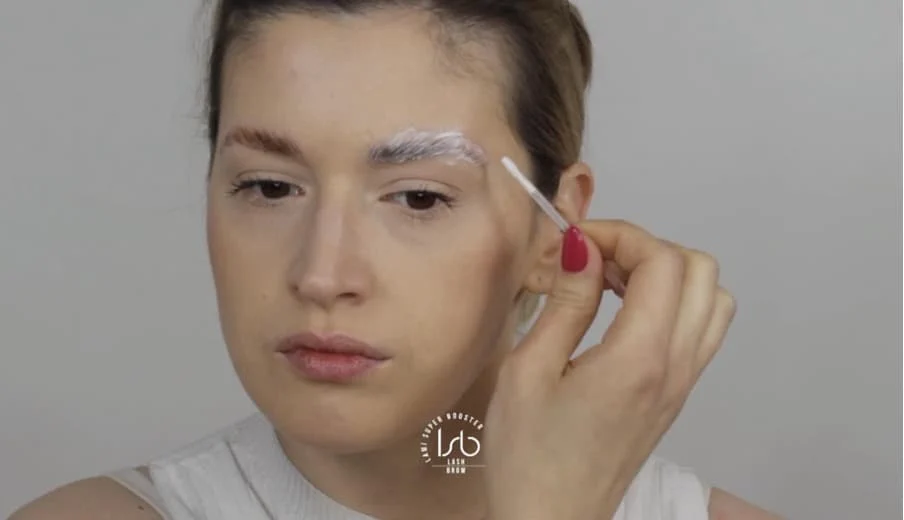 Applica la lozione fissante sulle sopracciglia