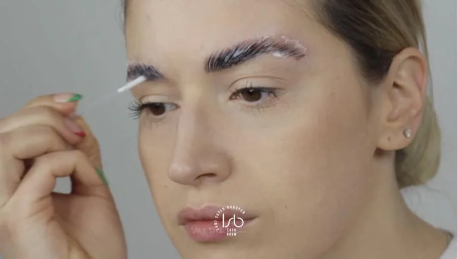 Applica la maschera nutriente per laminazione con un pennellino